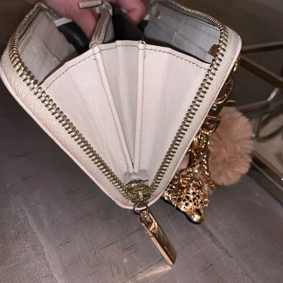 Gucci GG champagne monogram crossbody wallet - Picture 5 of 15